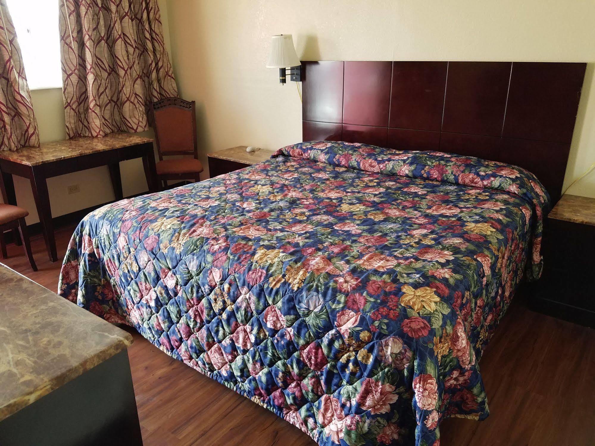 Luxury Inn Kenedy Exterior photo